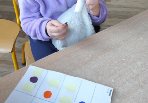 Dziewczynka wykonuje pracę indywidualną.