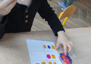 Chłopiec wykonuje pracę indywidualną.