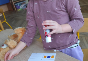 Dziewczynka wykonuje pracę indywidualną.