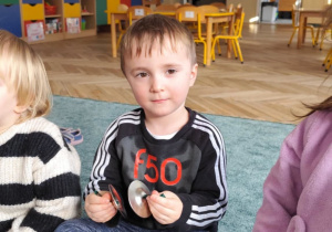 Chłopiec sylabizuje nazwę instrumentu.