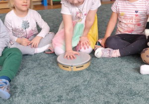 Dziewczynka sylabizuje swoje imię.