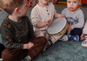 Chłopiec sylabizuje swoje imię.