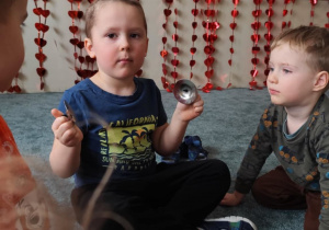 Chłopiec sylabizuje nazwę instrumentu.