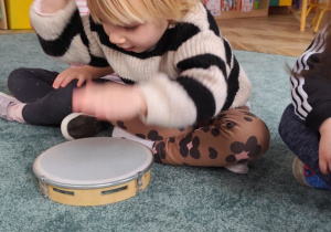 Dziewczynka sylabizuje swoje imię.