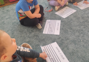 Dzieci oglądają nuty.