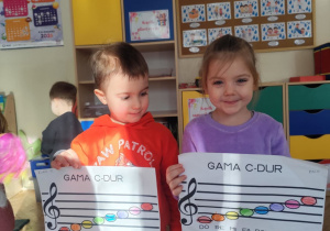 Dzieci prezentują swoją pracę z gamą.