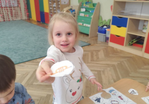 Dziewczynka wycina sylwety instrumentów.