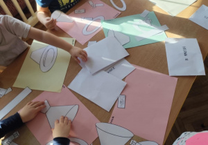 Dzieci wykonują pracę z trąbką.