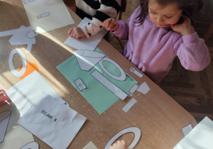 Dzieci pracują nad wykonaniem własnej trąbki.