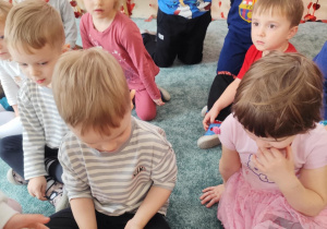 Dzieci oglądają flet poprzeczny.