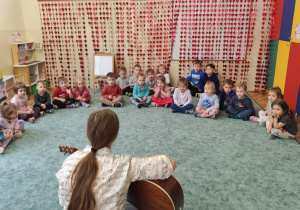 Dzieci śpiewają piosenkę.