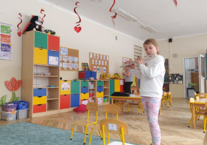 Siostra dziewczynki z naszej grupy gra na flecie poprzecznym.