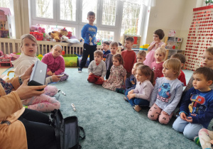 Dzieci oglądają futerał na instrument.