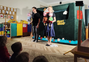 Aktorzy przedstawiają się dzieciom.