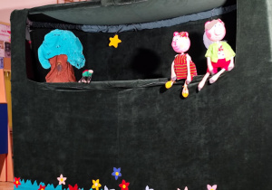 Kukiełki opowiadają bajkę.