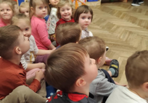 Dzieci oglądają przedstawienie.