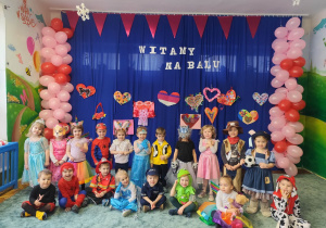 Dzieci z grupy Kropelek uśmiechają się do zdjęcia.