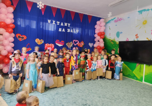 Dzieci biorące udział w konkursie pozują do wspólnego zdjęcia.