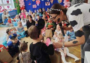 Chłopiec otrzymuje podziękowanie za udział w konkursie.