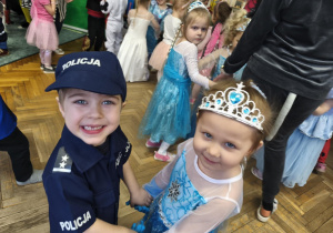 Dzieci tańczą walczyka.