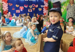 Chłopiec otrzymał podziękowanie za udział w konkursie.