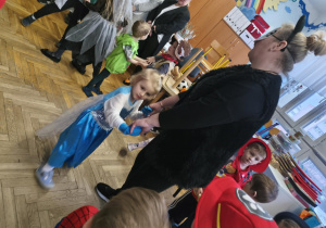 Dziewczynka wraz z panią tańczą walczyka.