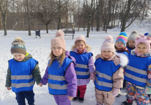 Dzieci uśmiechają się.