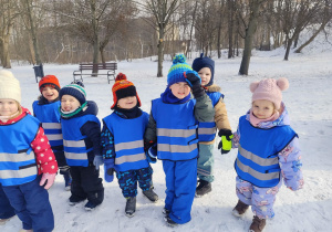 Dzieci uśmiechają się.