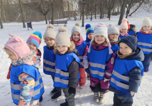 Dzieci uśmiechają się.