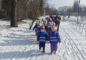 Dzieci idą w parach.