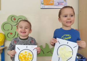 Dzieci prezentują wykonane prace.