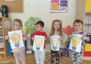 Dzieci prezentują wykonane prace.