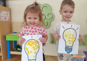 Dzieci prezentują wykonane prace.