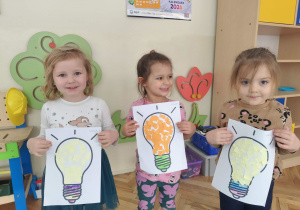 Dzieci prezentują wykonane prace.