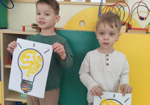 Dzieci prezentują wykonane prace.