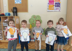 Dzieci prezentują wykonane prace.