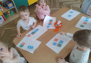 Dzieci przeliczają prezenty.