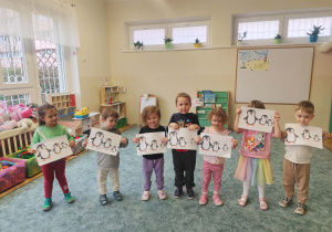 Dzieci prezentują wykonaną pracę z pingwinkami.