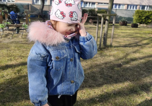 Dziewczynka śmieje się z żartu koleżanki.