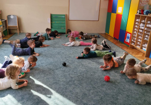 Turlanie piłkek w lerzeniu na brzuchu