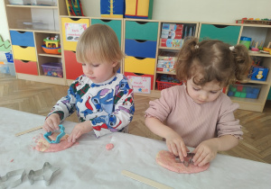 Dzieci ćwiczą rączki w zabawie sensorycznej.