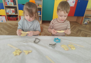 Dzieci ćwiczą rączki w zabawie sensorycznej.