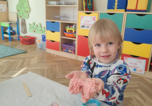 Dziewczynka pokazuje masę.