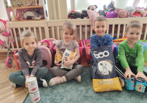 Dzieci trzymają karmę dla zwierząt.