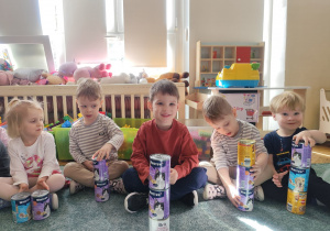 Dzieci trzymają karmę dla zwierząt.