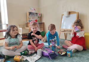 Dzieci trzymają karmę dla zwierząt.