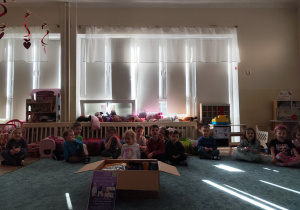 Dzieci uśmiechają się.