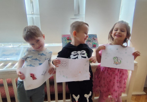 Dzieci prezentują swoje tłumaczenia.