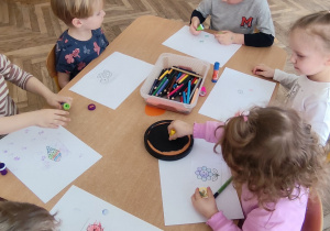 Dzieci wykonują swoje tłumaczenia.