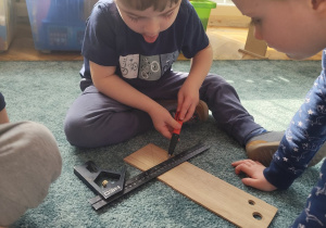 Dzieci poznają narzędzia.